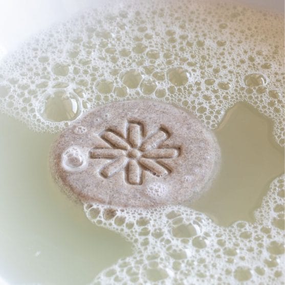 Yağlı saçlar için Katı şampuan