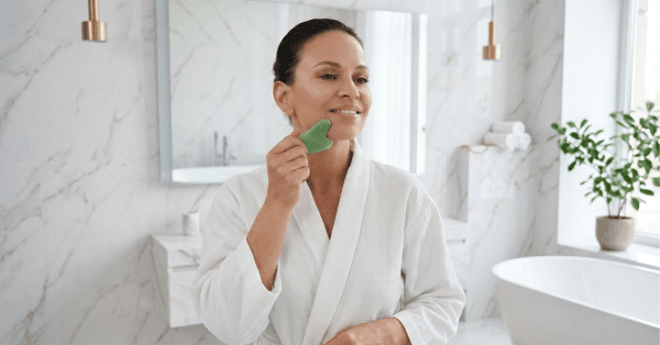 gua sha taşı ve yüz yogası
